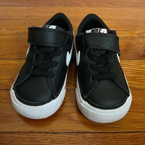 Toddler 5 Nike sneakers